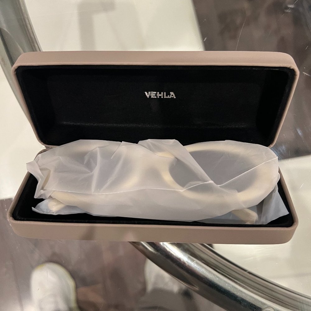 VEHLA White Oval Sunglasses